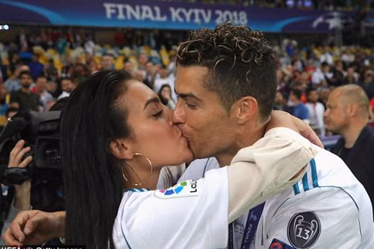 Khoảnh khắc tiền đạo người Bồ Đào Nha được bạn gái khóa môi sau khi đội bóng của anh giành chức vô địch Champions League. Ảnh: Getty