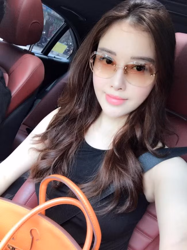 Sau khi tốt nghiệp ngành quản trị kinh doanh ở nước ngoài, Mai Ngọc Phượng quyết định kinh doanh tự do trong lĩnh vực mỹ phẩm.