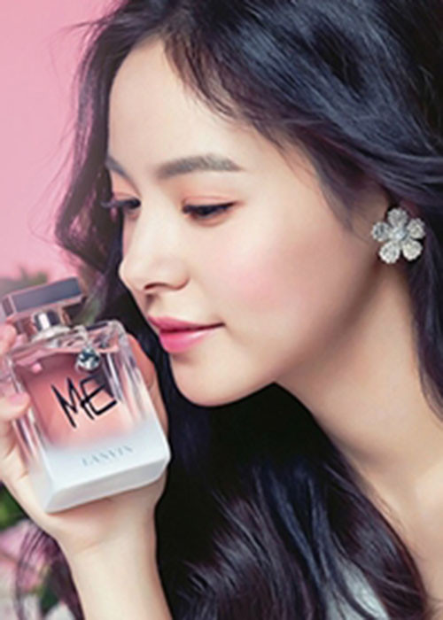 Min Hyo Rin đặc biệt thích khoe vẻ đẹp ở những góc chụp nghiêng cũng vì chiếc mũi duyên dáng.