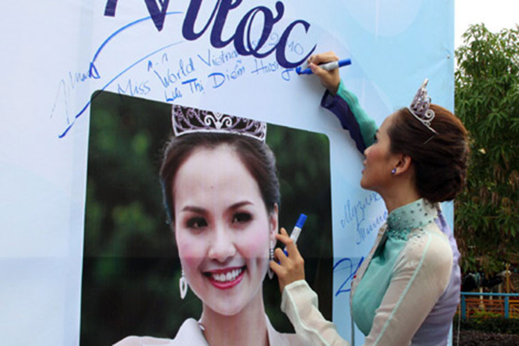 Diễm Hương lại từng bị dân mạng ném đá khi ghi sai danh hiệu của mình tại cuộc thi Hoa hậu Trái đất 2010. Ảnh: Petrotimes