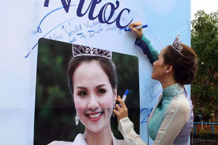 Diễm Hương lại từng bị dân mạng ném đá khi ghi sai danh hiệu của mình tại cuộc thi Hoa hậu Trái đất 2010. Ảnh: Petrotimes