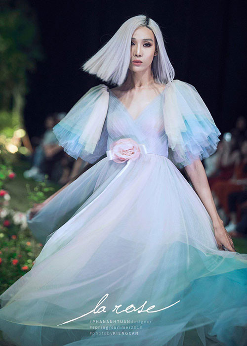 Fanpage The Face 2018 vừa đăng tải clip phần trình diễn catwalk của thí sinh Mid Nguyễn trước ban giám khảo.