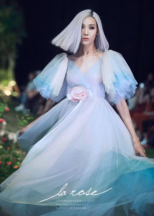 Fanpage The Face 2018 vừa đăng tải clip phần trình diễn catwalk của thí sinh Mid Nguyễn trước ban giám khảo.