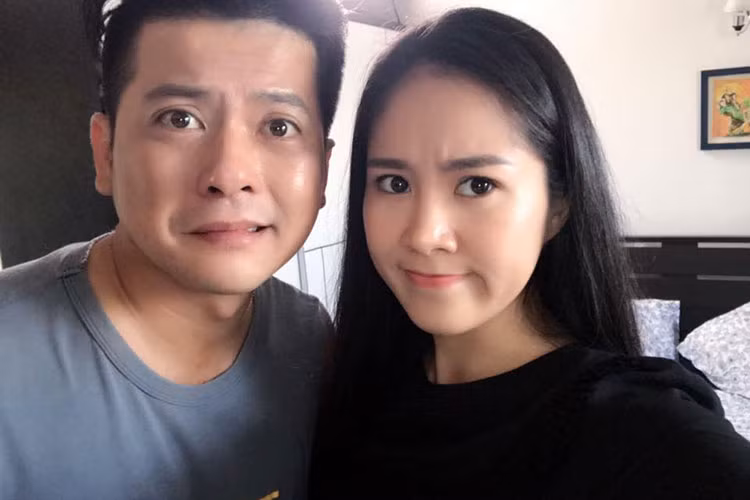 Biểu cảm khó đỡ của Hoàng Anh khi chụp ảnh selfie bên Lê Phương ở hậu trường phim.
