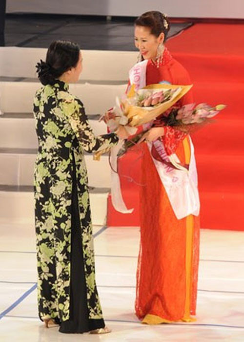 Tại cuộc thi Hoa hậu Hoàn vũ Việt Nam 2008, Dương Thùy Linh đoạt giải phụ Hoa hậu Thân thiện. Ảnh: Lyvophuhung