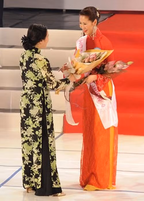 Tại cuộc thi Hoa hậu Hoàn vũ Việt Nam 2008, Dương Thùy Linh đoạt giải phụ Hoa hậu Thân thiện. Ảnh: Lyvophuhung