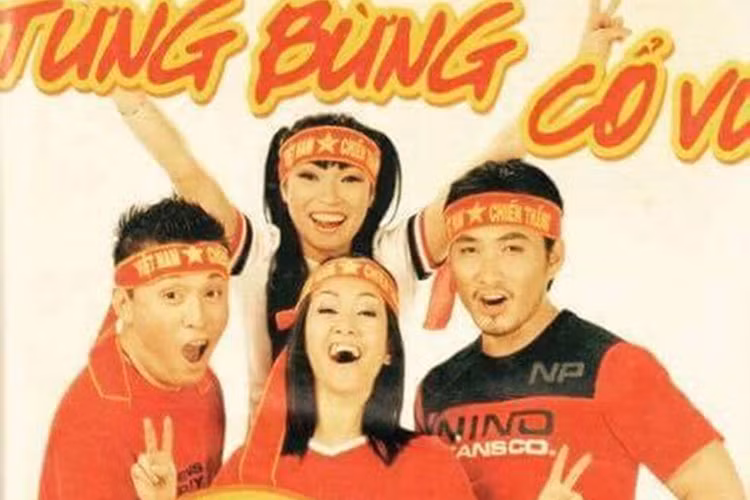 Khi mới gia nhập làng giải trí và bắt đầu nổi tiếng, Phương Thanh thường xuyên đến cổ vũ cho đội tuyển bóng đá Việt Nam. Ảnh: FBNV