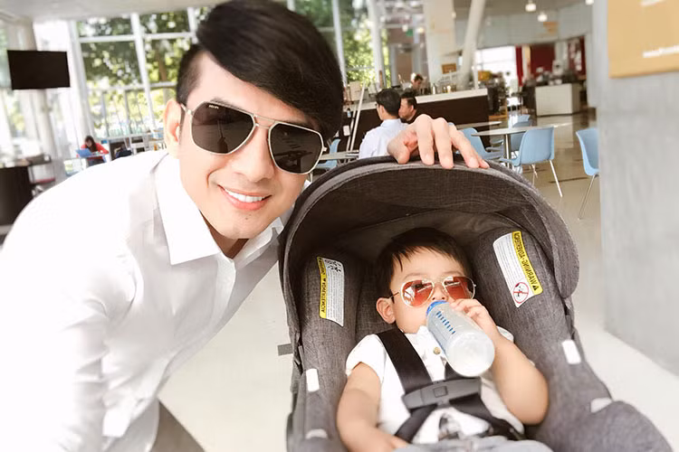 Con trai Đan Trường đeo kính sau khi được bác sĩ tra thuốc mắt.