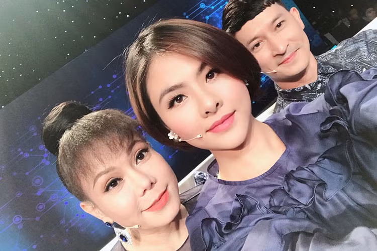 Vân Trang đi quay show cùng Việt Hương, Huy Khánh.