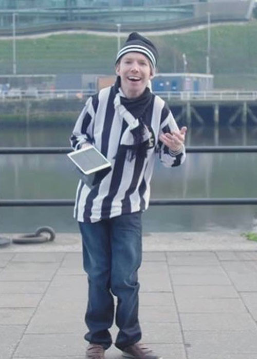 Lost Voice Guy (Tạm dịch là chàng trai bị mất giọng) là nghệ danh của Lee Ridley. Anh năm nay 37 tuổi đến từ Newcastle, Anh quốc. Ảnh: FBNV