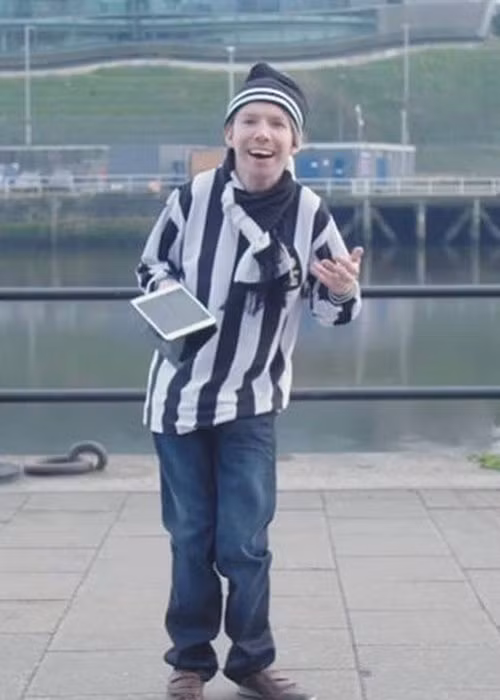 Lost Voice Guy (Tạm dịch là chàng trai bị mất giọng) là nghệ danh của Lee Ridley. Anh năm nay 37 tuổi đến từ Newcastle, Anh quốc. Ảnh: FBNV