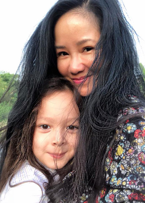 Hồng Nhung tiết lộ con trai có thói quen ngắm bình minh. "Sáng nay anh dậy từ 4h45, trước cả báo thức anh đặt tối qua. Hai mí mắt mẹ anh nặng trĩu", Hồng Nhung chia sẻ.