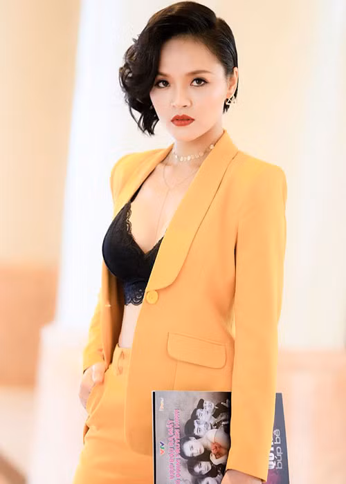 Cũng tham gia diễn xuất trong bộ phim "Quỳnh búp bê" như Phương Oanh nhưng Thu Quỳnh rất hiếm khi mặc hở bạo ở đời thường. Ảnh: Thegioitre