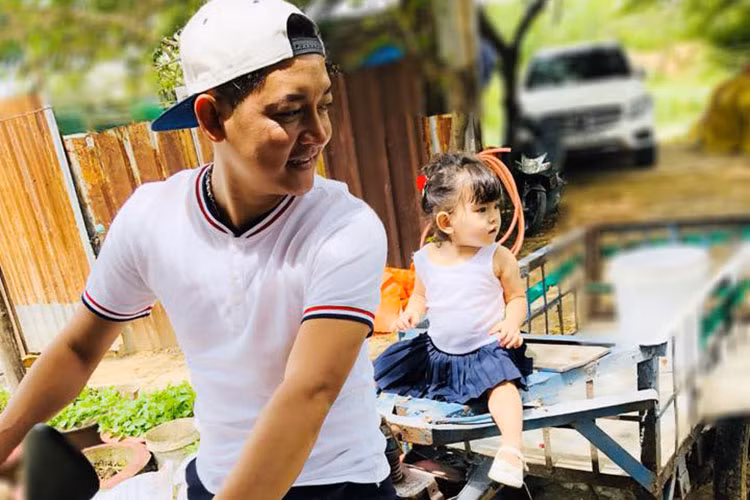 Thành Đạt đưa con gái đi chơi cuối tuần.