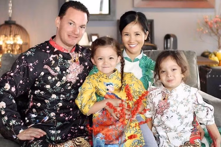 Hồng Nhung không chia sẻ lý do hôn nhân tan vỡ mà chỉ bày tỏ cô và chồng cũ vẫn là bạn, mãi là chỗ dựa của các con.