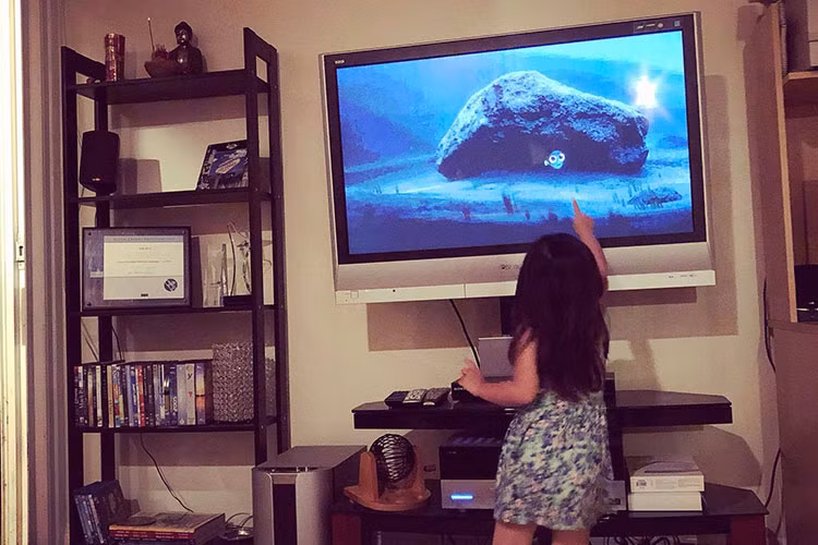 Kim Hiền dành cuối tuần xem phim hoạt hình cùng con gái.