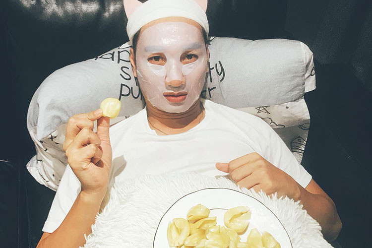 MC Thành Trung đắp mặt nạ dưỡng da.