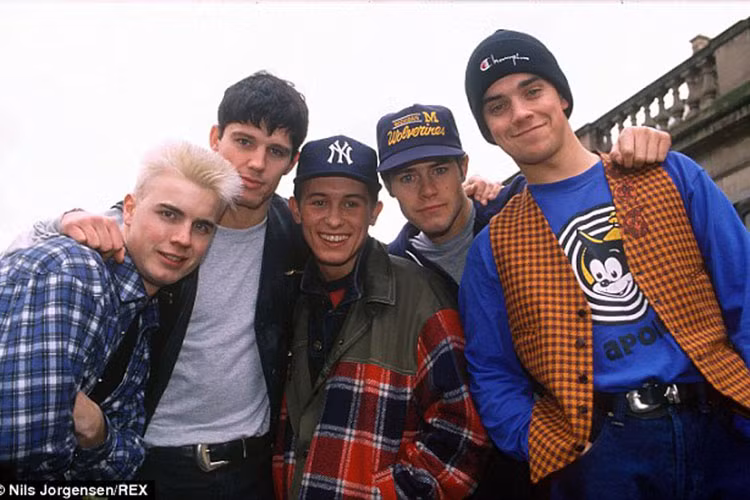 Đến năm 1995, Robbie bất ngờ rời nhóm Take That để hoạt động solo. Sự dứt áo ra đi của anh là một trong những lý do khiến nhóm tan rã vào năm 1996. Ảnh: Metro