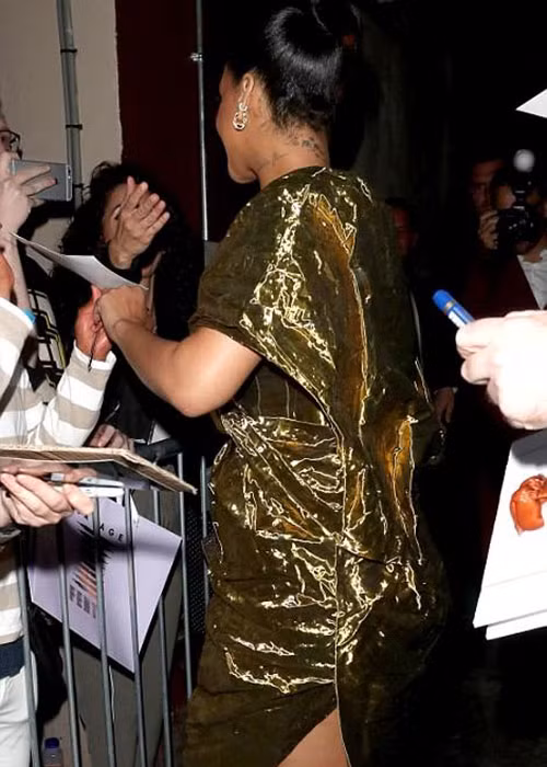 Hình ảnh Rihanna vui vẻ ký tặng người hâm mộ.