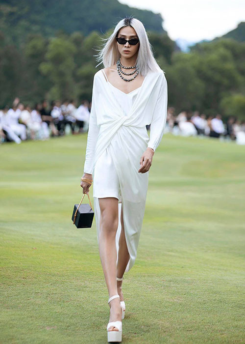 Mid Nguyễn sở hữu thân hình mảnh mai. Anh cao 1m88, nặng 65 kg.