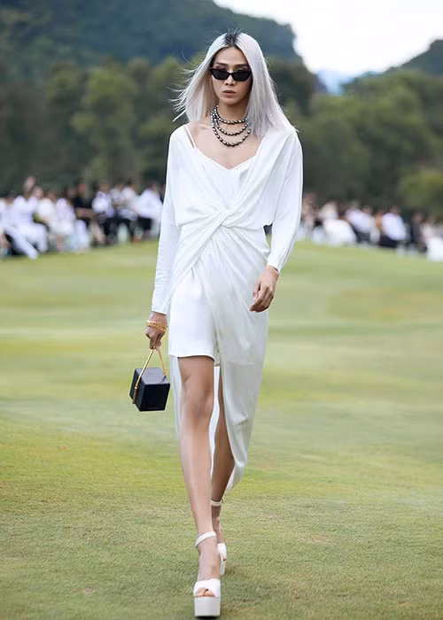 Mid Nguyễn sở hữu thân hình mảnh mai. Anh cao 1m88, nặng 65 kg.