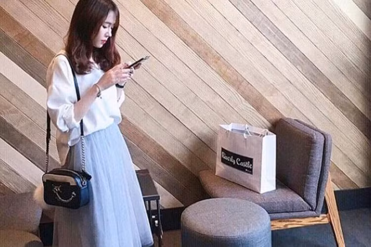 Tuy nhiên, thời gian gần đây, váy tutu thực sự đã được quan tâm rất nhiều bởi các bạn nữ thích phong cách nữ tính, dịu dàng. Thậm chí, những cô nàng ưa vẻ đẹp phóng khoáng năng động cũng có thể diện váy tutu thoải mái.