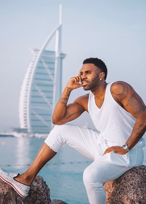 Đến nay, Jason có 11 đĩa đơn được thừa nhận là đĩa bạch kim từ RIAA (Hiệp hội Công nghiệp ghi âm Hoa Kỳ) như "Wiggle", "Talk dirty", "In my head"...Ảnh FBNV