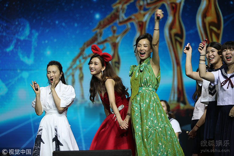 2 mỹ nhân Đài Loan nắm chặt tay nhau.