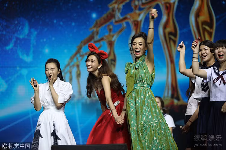 2 mỹ nhân Đài Loan nắm chặt tay nhau.