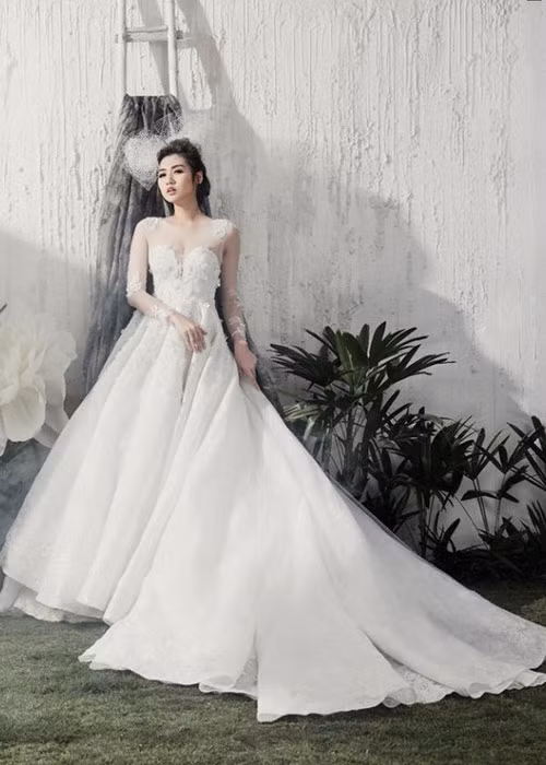 Hóa thân cô dâu trong một bộ ảnh, Tú Anh đốn tim fans bởi thần thái kiêu sa. Ảnh: Saostar