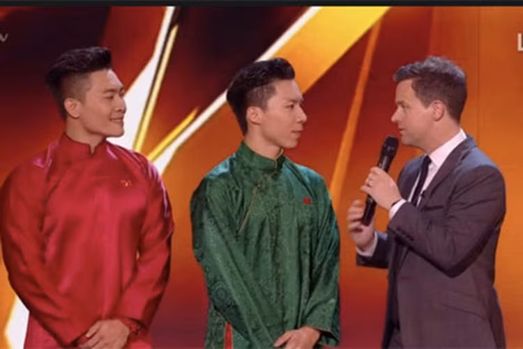 Quốc Cơ - Quốc Nghiệp mặc áo dài lắng nghe nhận xét từ ban giám khảo sau khi trình diễn. Ảnh: Express