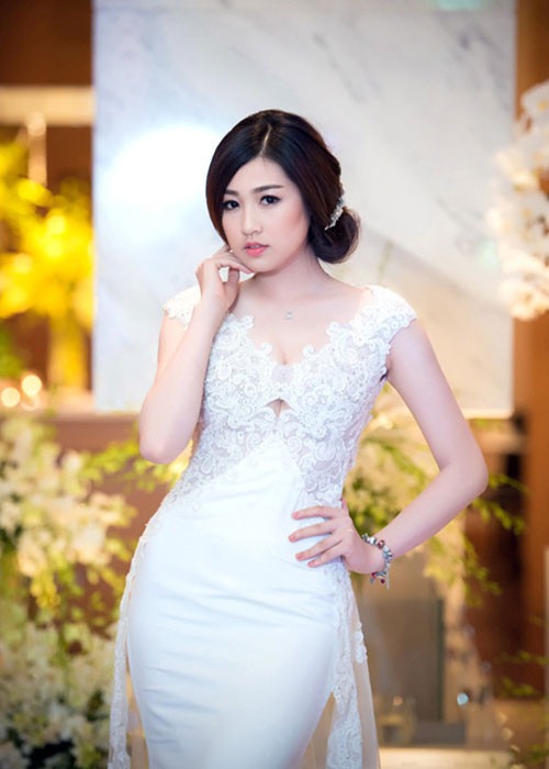 Diện trang phục váy cưới kín đáo hay hở bạo, nàng á hậu gốc Hà thành vẫn thu hút sự chú ý. Ảnh: Khampha