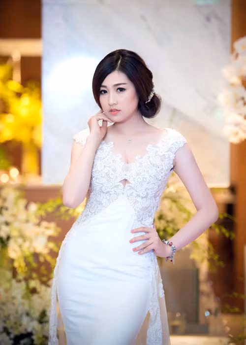 Diện trang phục váy cưới kín đáo hay hở bạo, nàng á hậu gốc Hà thành vẫn thu hút sự chú ý. Ảnh: Khampha