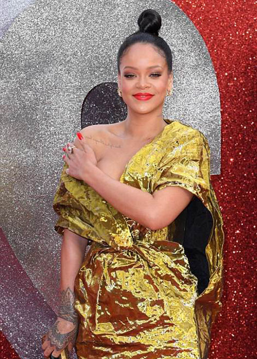 Ngày 13/6, bộ phim "Băng cướp thế kỷ" ra mắt tại London. Đóng vai một nữ hacker trong phim, ca sĩ Rihanna đã xuất hiện tại sự kiện.