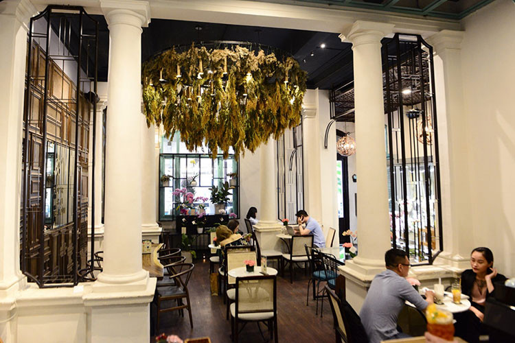 Không chỉ vậy, tiệm còn có khá nhiều góc sống ảo cho những ai yêu thích phong cách vintage. “Quán cà phê 38 độ Flower Market TeaHouse chủ yếu phục vụ đối tượng khách nữ nên thiết kế mang nét nữ tính, lãng mạn. Với căn biệt thự số 43 Lý Tự Trọng, chúng tôi hướng tới việc bảo tồn, giữ gìn, khai khác sử dụng, chứ không dỡ bỏ hay xây mới”, shark Khoa khẳng định.