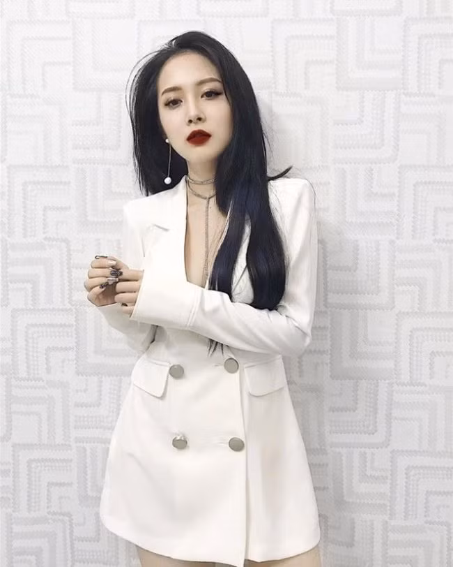 Hàng My hiện đang học năm cuối của trường Đại học Văn hóa Hà Nội và có tới gần 80 nghìn người theo dõi trên mạng xã hội.