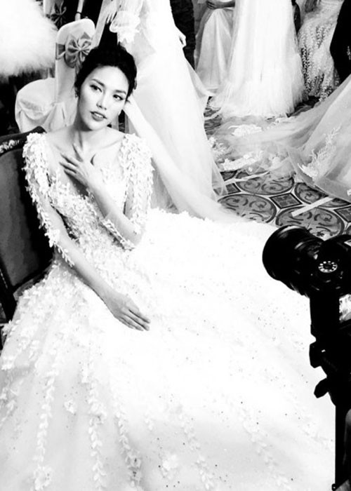 Ở show thời trang khác, Lan Khuê đẹp dịu dàng trong mẫu váy cưới lộng lẫy. Ảnh: Saostar