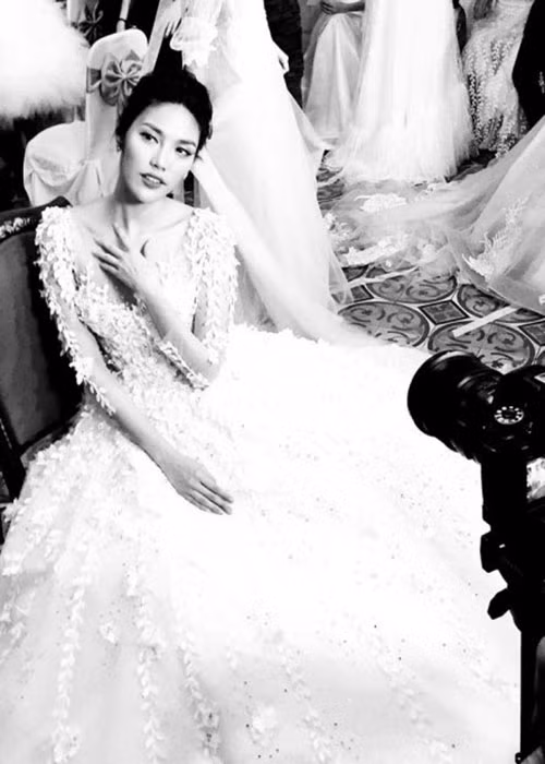 Ở show thời trang khác, Lan Khuê đẹp dịu dàng trong mẫu váy cưới lộng lẫy. Ảnh: Saostar