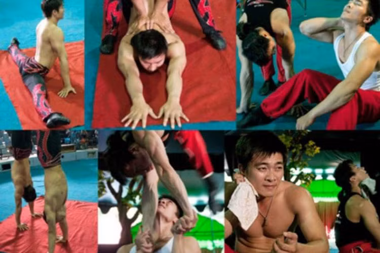  Quốc Cơ - Quốc Nghiệp sinh ra trong một gia đình có truyền thống xiếc. Trong khi Quốc Cơ tập xiếc từ năm 4 tuổi thì Quốc Nghiệp bắt đầu tập từ năm 5 tuổi. Năm 1999, cả hai chính thức biểu diễn xiếc chuyên nghiệp. Ảnh: Saostar