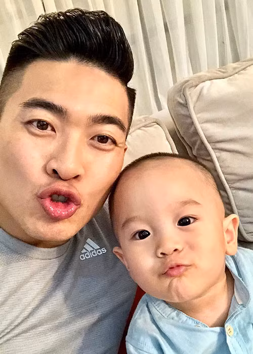 Quốc Cơ nhí nhảnh bên con trai. "Từ lúc ba về, Bắp đã khỏi hẳn bệnh của mình. Bạn ấy thấy rất là vui vẻ cũng như gần gũi với ba nhiều hơn... rất thích chu mỏ với ba và đùa giỡn với ba. Thương cậu nhóc này quá", anh tâm sự.