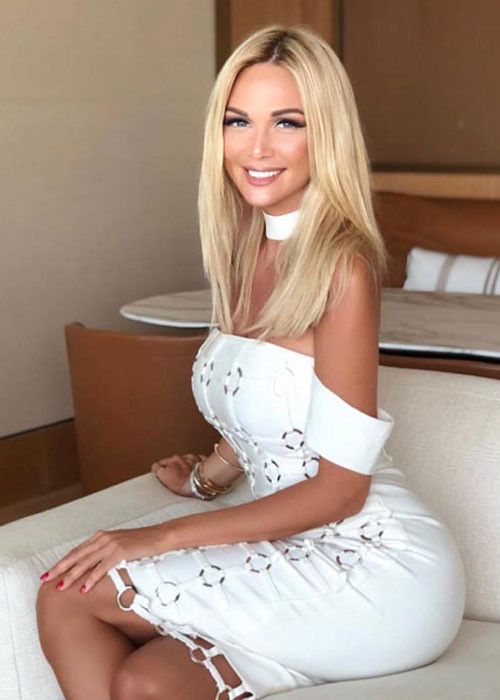 Victoria và bạn trai từng tuyên bố làm đám cưới vào tháng 10/2017 nhưng sau đó hoãn lại vì đám tang ông của nữ siêu mẫu.