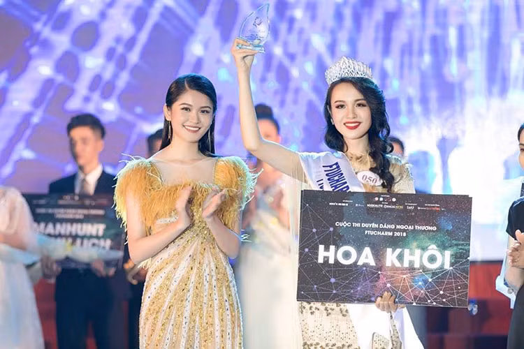 Tại cuộc thi Hoa khôi Ngoại thương 2018, Thủy Tiên xuất sắc giành vương miện. Ảnh: Thegioitre