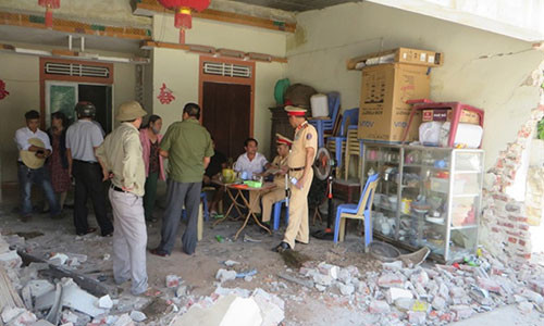 Công an giải quyết vụ tai nạn. Ảnh: Xuân Bảy.