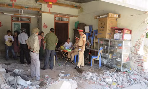 Công an giải quyết vụ tai nạn. Ảnh: Xuân Bảy.