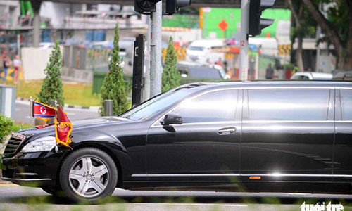 Chiếc xe chuyên dụng S600 được cho chở lãnh đạo Kim Jong Un tại Singapore ngày 10-6. Đây là chiếc xe chuyên chở ông Kim Jong Un, được trang bị khả năng chống đạn và chống lửa. Nó từng được sử dụng khi ông băng qua giới tuyến Hàn Quốc hơn một tháng trước - Ảnh: THUẬN THẮNG Chiếc xe chuyên dụng S600 được cho chở lãnh đạo Kim Jong Un tại Singapore ngày 10-6. Đây là chiếc xe chuyên chở ông Kim Jong Un, được trang bị khả năng chống đạn và chống lửa. Nó từng được sử dụng khi ông băng qua giới tuyến Hàn Quốc hơn một tháng trước - Ảnh: THUẬN THẮNG