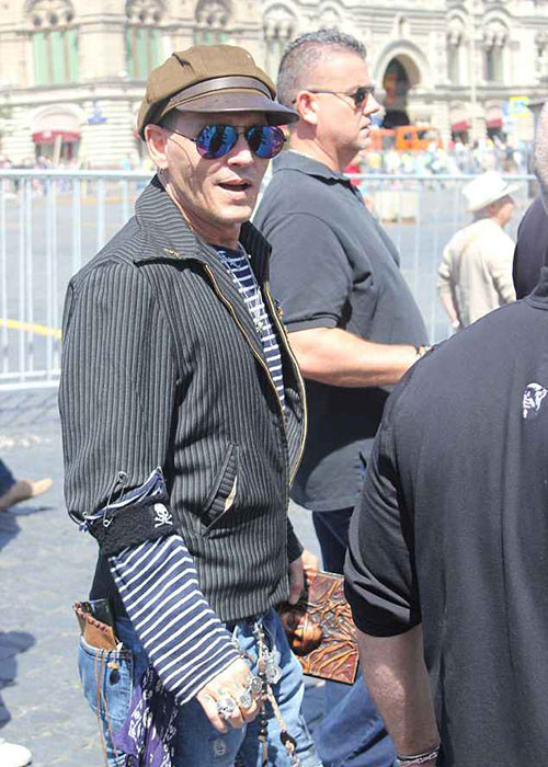 Đi bộ trên đường phố Moscow, Nga, nam diễn viên 55 tuổi nhận được sự chú ý. Ảnh: DM