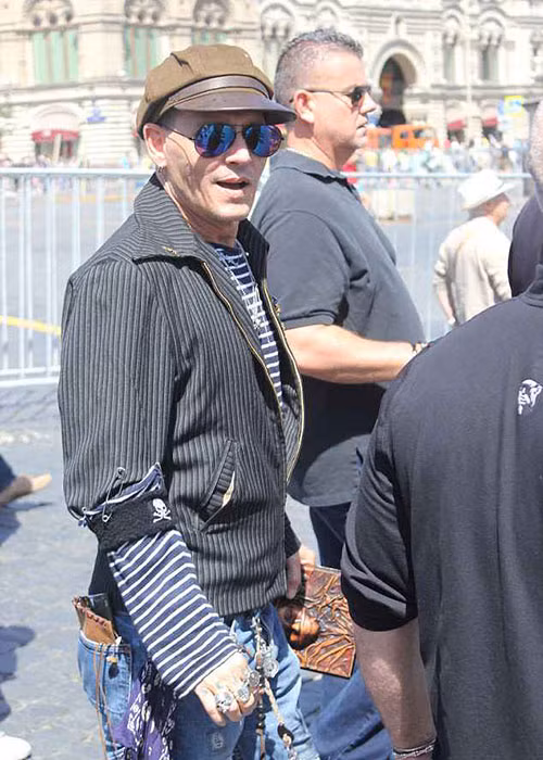 Đi bộ trên đường phố Moscow, Nga, nam diễn viên 55 tuổi nhận được sự chú ý. Ảnh: DM