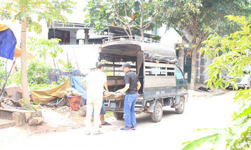 Thi thể nạn nhân được chuyển về nhà xác.