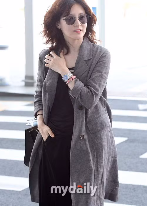 Trước đó, xuất hiện tại sân bay sang Hong Kong, Lee Young Ae ghi điểm bởi nhan sắc không tuổi. Ảnh: Mydaily