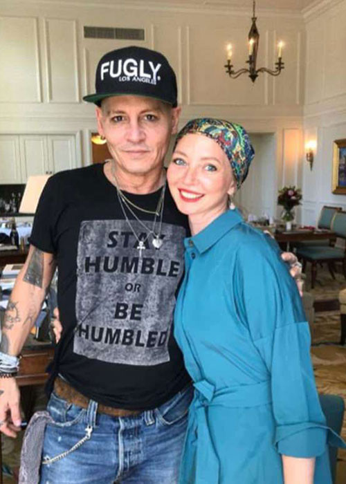 Johnny Depp trông tiều tụy, già nua ở tuổi 55 bên fans tại Đức. Ảnh: DM